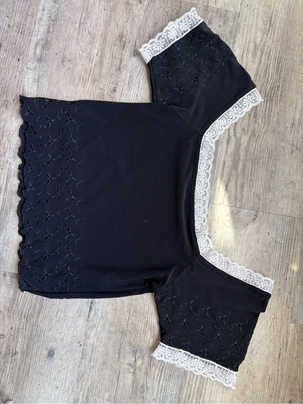 Source Unknown Black Off-the-Shoulder Crop Top with White Lace